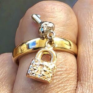 💕 18k Tricolor Heart And Key Ring- Size 7